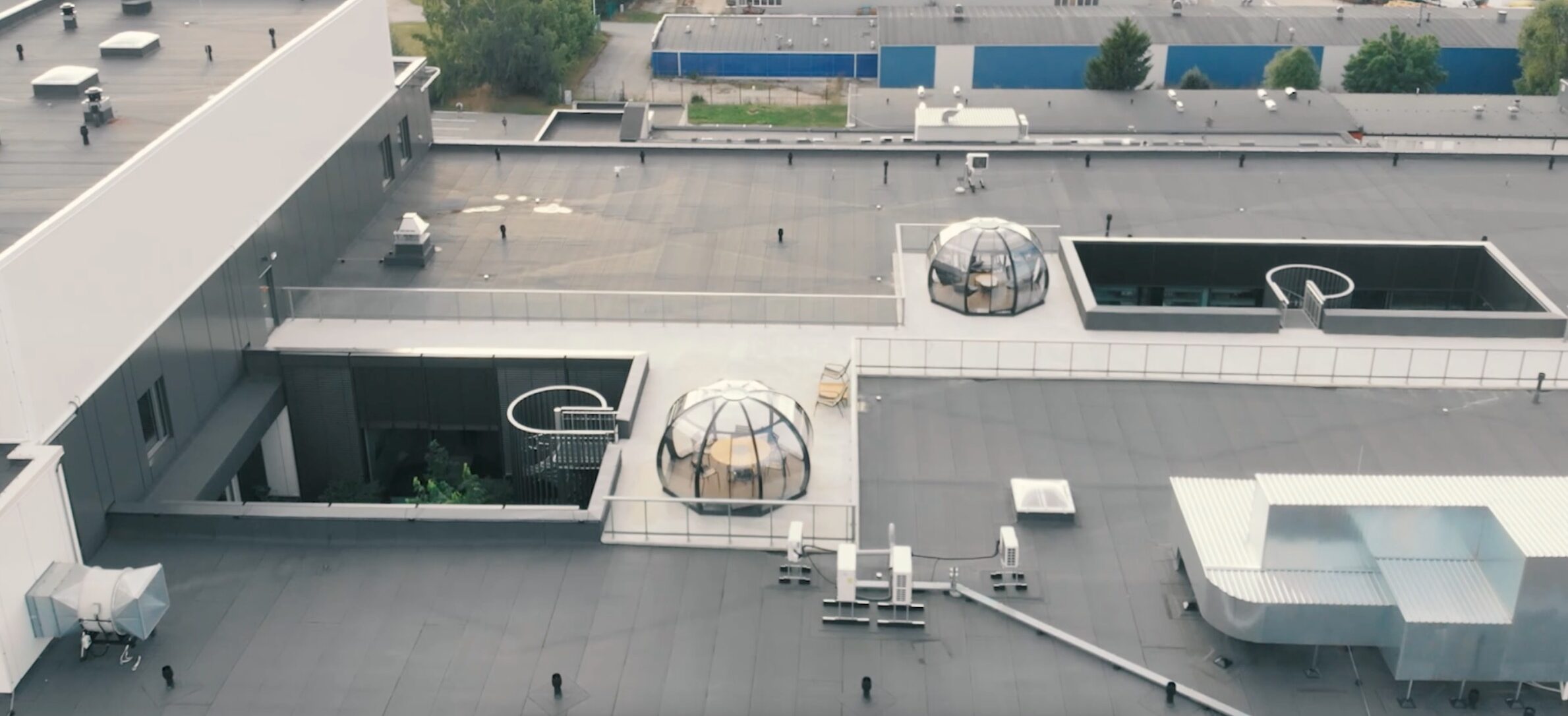 Astlanda arendab Tehnopoli büroohoonete kompleksi ja on värskendanud hoonete vahelist õueala, luues seal uusi istumiskohti ja täiustatud haljastuse.
The post Te